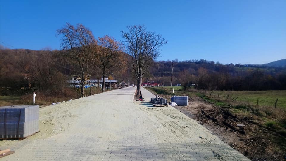 RUmLUtXPkAn6Rgd's tweet photo. Як зазначалося раніше, над благоустроєм комплексу ми також працюємо уже від початку будівництва - міст через річку Пиня, бруківка від основної дороги і т.д. На сьогодні, 08.11.2018, роботи над укладанням бруківки виконані на 95%. 
Деталі (067)380-00-08
https://t.co/ckCsKO4550 https://t.co/LDqPfs6toO