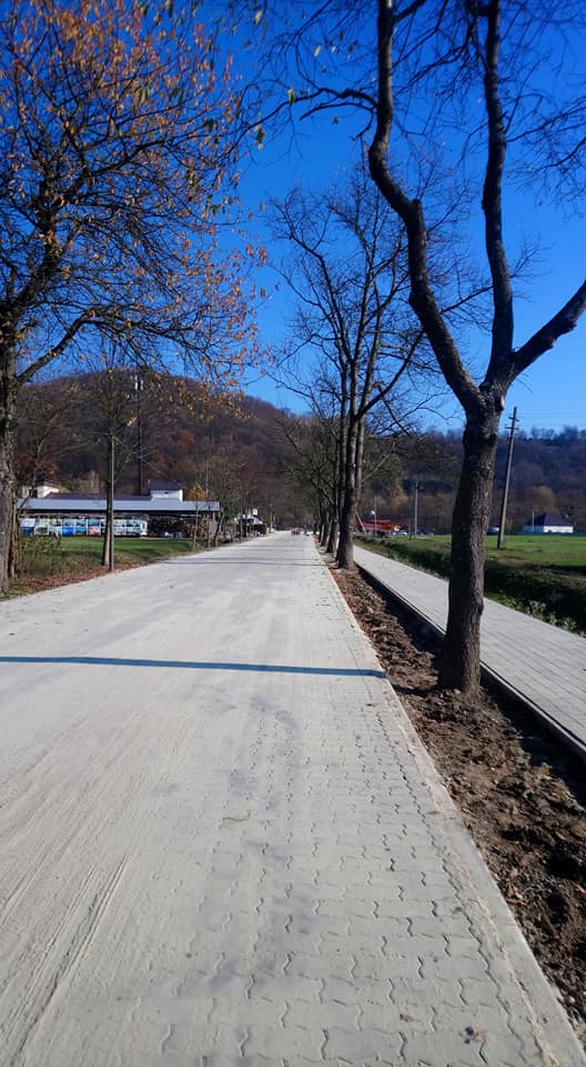 RUmLUtXPkAn6Rgd's tweet photo. Як зазначалося раніше, над благоустроєм комплексу ми також працюємо уже від початку будівництва - міст через річку Пиня, бруківка від основної дороги і т.д. На сьогодні, 08.11.2018, роботи над укладанням бруківки виконані на 95%. 
Деталі (067)380-00-08
https://t.co/ckCsKO4550 https://t.co/LDqPfs6toO