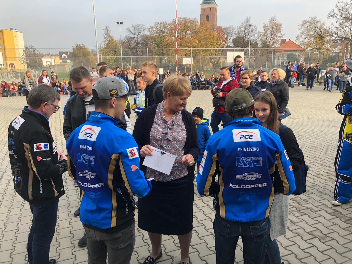 UniaLesznoKS's tweet photo. Śrem - #PrzybijPiątkęzMistrzami DZIĘKI ZA GOŚCINĘ👋🏼 #ByczaZłotaJesień #ByczaRodzina #DMP2018🏆
DZIĘKUJEMY WSZYSTKIM KIBICOM, KTÓRYM MOGLIŚMY PRZYBIĆ PIONĘ👋🏼
Kościan✔️
Śmigiel✔️
Gostyń✔️
Rawicz✔️
Wschowa✔️
Góra✔️
Śrem✔️
Dzięki za kolejny sezon z #KSUL⚪️🔵 i do zobaczenia w 2k19 https://t.co/YYKjOv93s4