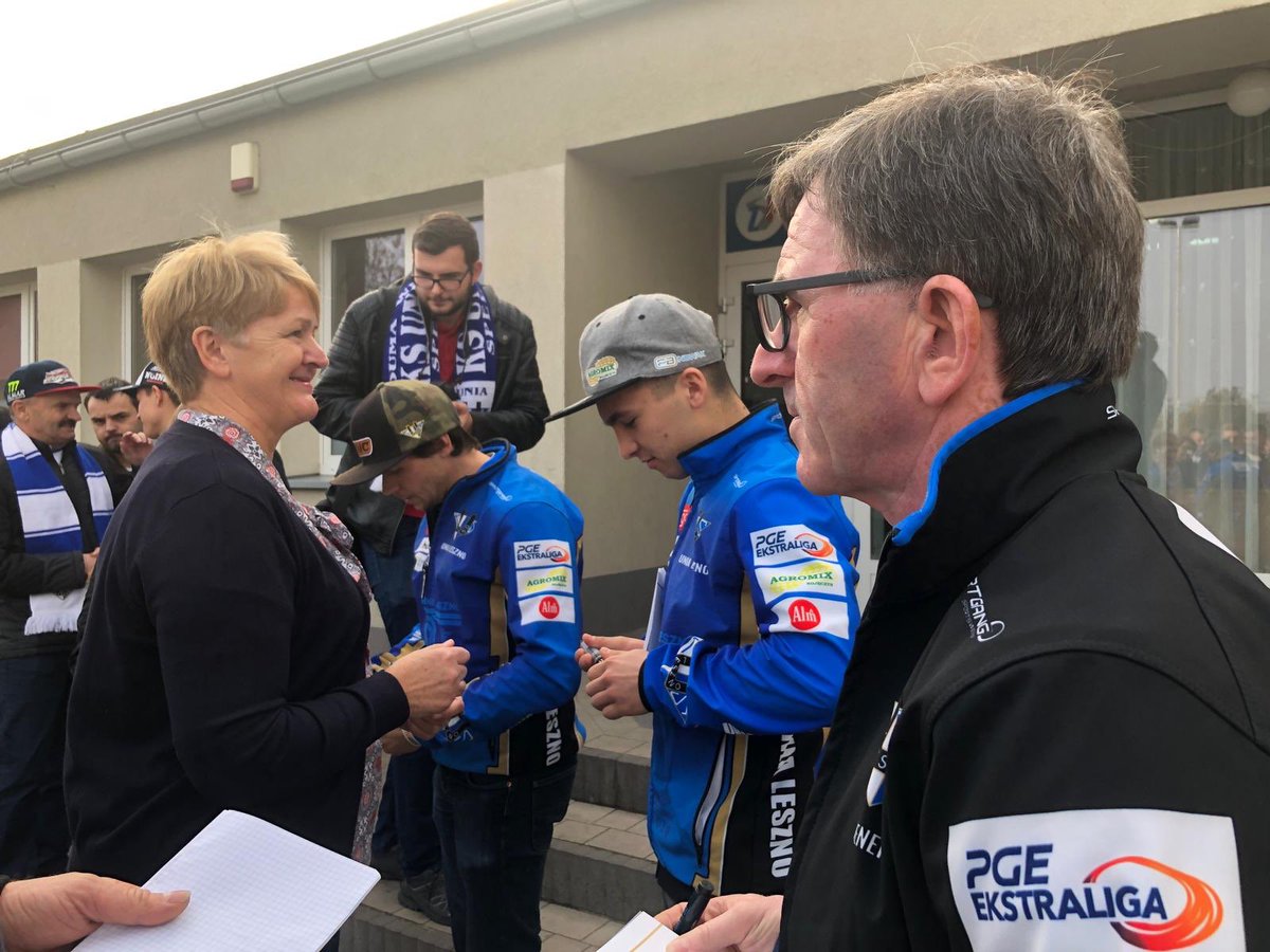UniaLesznoKS's tweet photo. Śrem - #PrzybijPiątkęzMistrzami DZIĘKI ZA GOŚCINĘ👋🏼 #ByczaZłotaJesień #ByczaRodzina #DMP2018🏆
DZIĘKUJEMY WSZYSTKIM KIBICOM, KTÓRYM MOGLIŚMY PRZYBIĆ PIONĘ👋🏼
Kościan✔️
Śmigiel✔️
Gostyń✔️
Rawicz✔️
Wschowa✔️
Góra✔️
Śrem✔️
Dzięki za kolejny sezon z #KSUL⚪️🔵 i do zobaczenia w 2k19 https://t.co/YYKjOv93s4