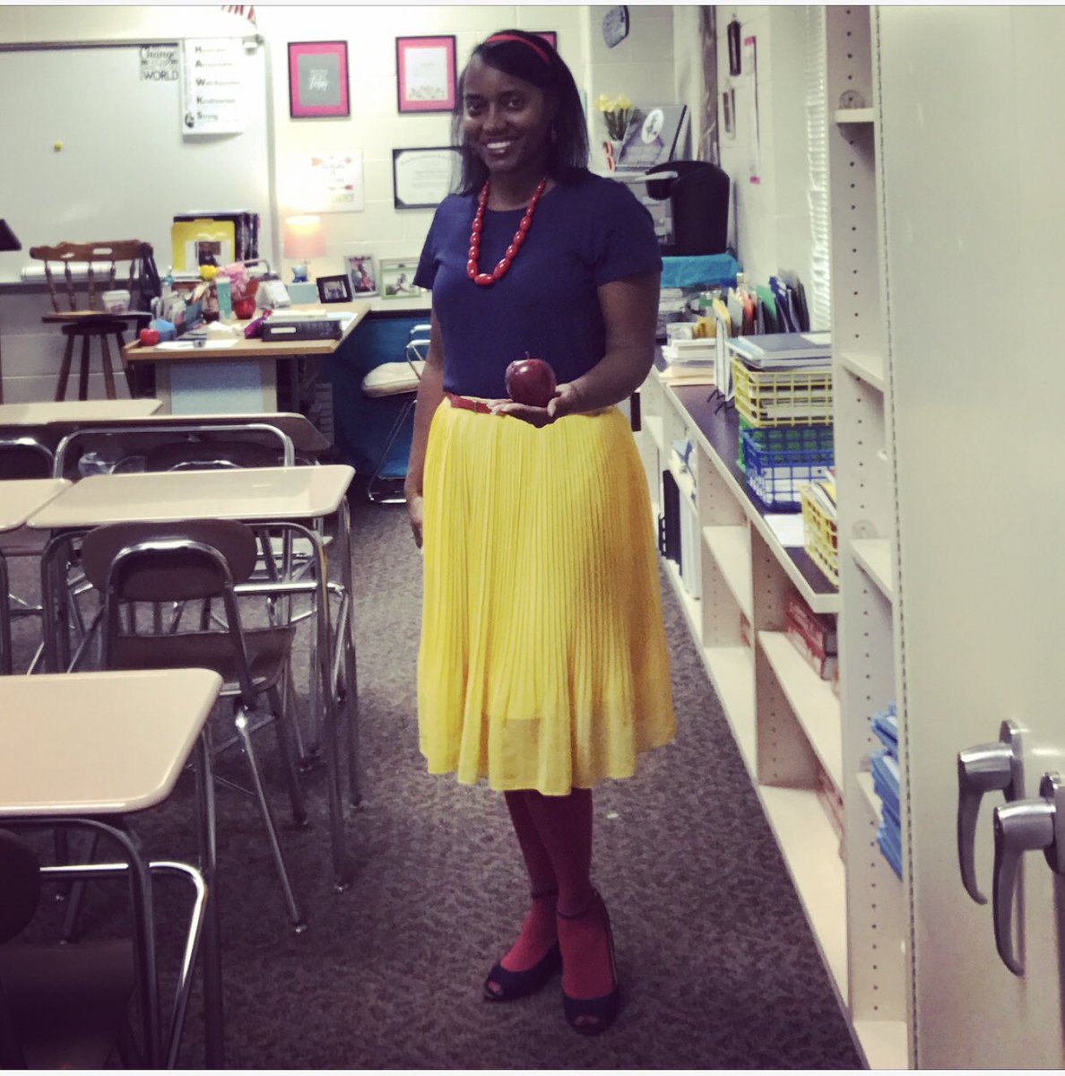 mstambarr2's tweet photo. Unlike Snow, teachers are immune to poisonous apples @WCPSS @HSHSnews #spiritweek #beatgarner #hawksflyhigh https://t.co/ZJSwxjFbhj