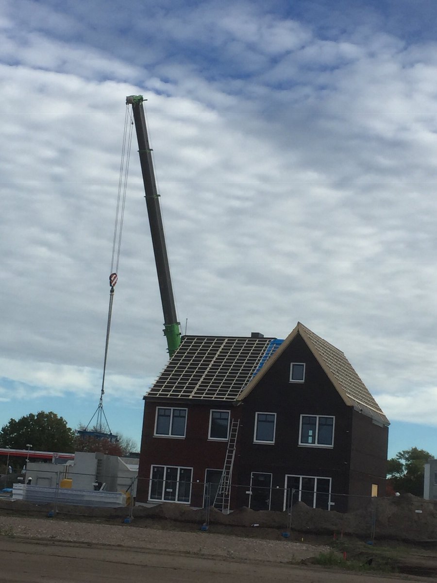JansenMartien's tweet photo. In Nuenen West wordt een kant en klare woning in 1 dag gebouwd. Zo wordt het bouwtempo opgevoerd in deze mooie nieuwbouwwijk#nuenenwest https://t.co/ckocGwLs0u