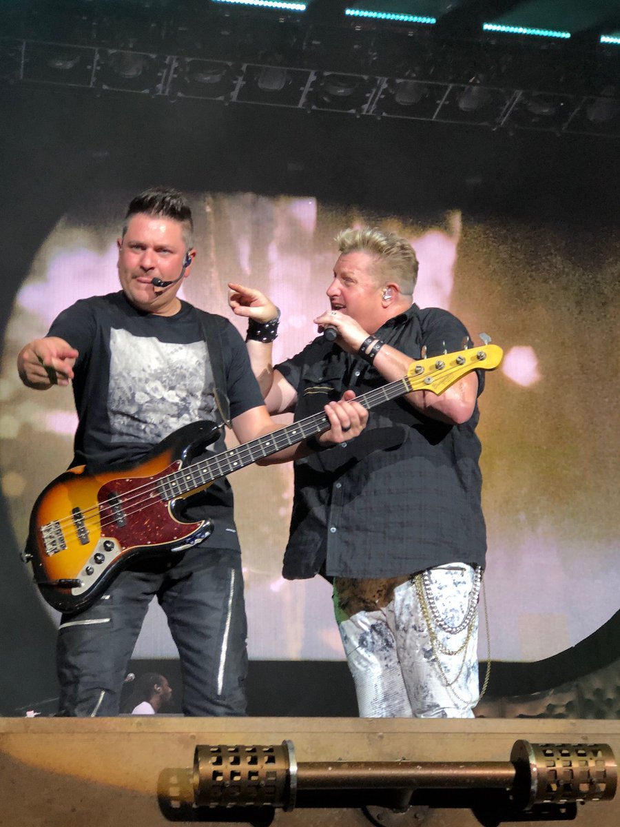 rf1txfan's tweet photo. ⁦This was a another hot day in Dallas!! Awesome show!!!#BackToUsTour #Flattheads love you guys!!!!! https://t.co/i1Vt3xq0OG