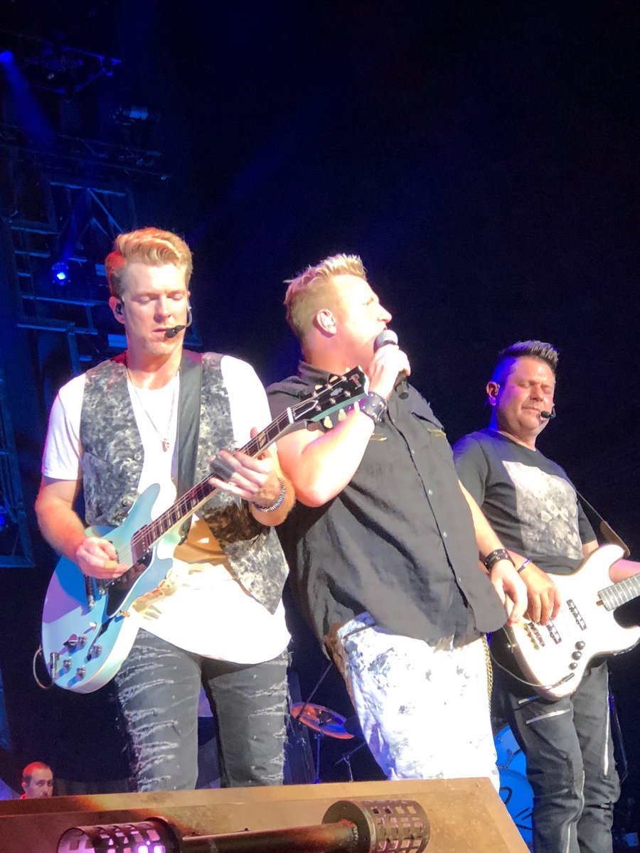 rf1txfan's tweet photo. ⁦This was a another hot day in Dallas!! Awesome show!!!#BackToUsTour #Flattheads love you guys!!!!! https://t.co/i1Vt3xq0OG