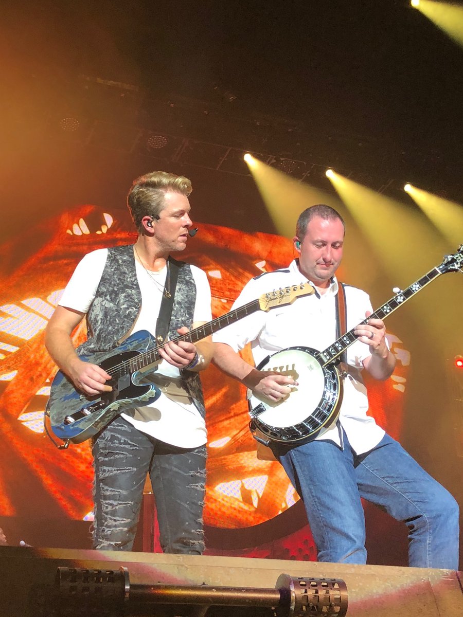 rf1txfan's tweet photo. ⁦This was a another hot day in Dallas!! Awesome show!!!#BackToUsTour #Flattheads love you guys!!!!! https://t.co/i1Vt3xq0OG