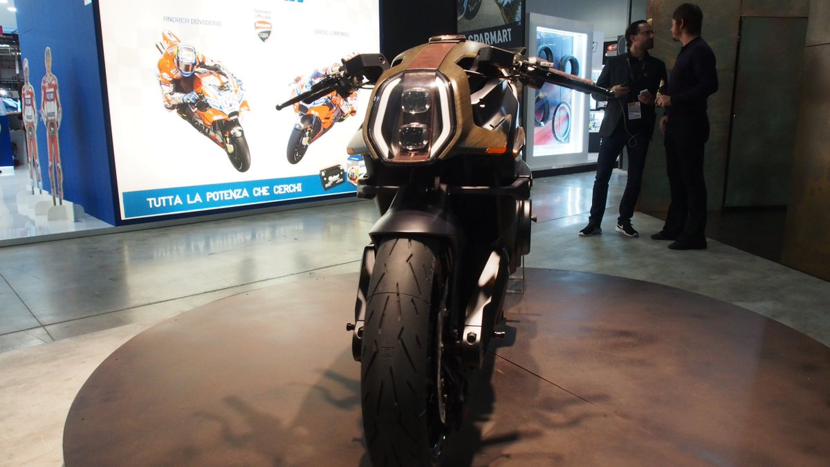 Autoconnesse's tweet image. ARC presenta la sua ipermoto elettrica:potente, a lunga autonomia e senza #instrumentpanel! Le informazioni sono trasmesse ad un casco abbinato, che funziona anche da antifurto #hud #Bluetooth #electribike