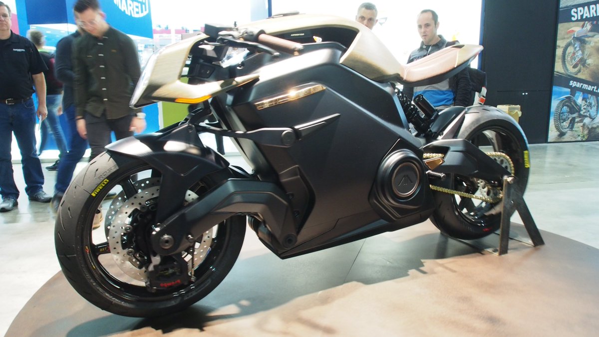 Autoconnesse's tweet image. ARC presenta la sua ipermoto elettrica:potente, a lunga autonomia e senza #instrumentpanel! Le informazioni sono trasmesse ad un casco abbinato, che funziona anche da antifurto #hud #Bluetooth #electribike