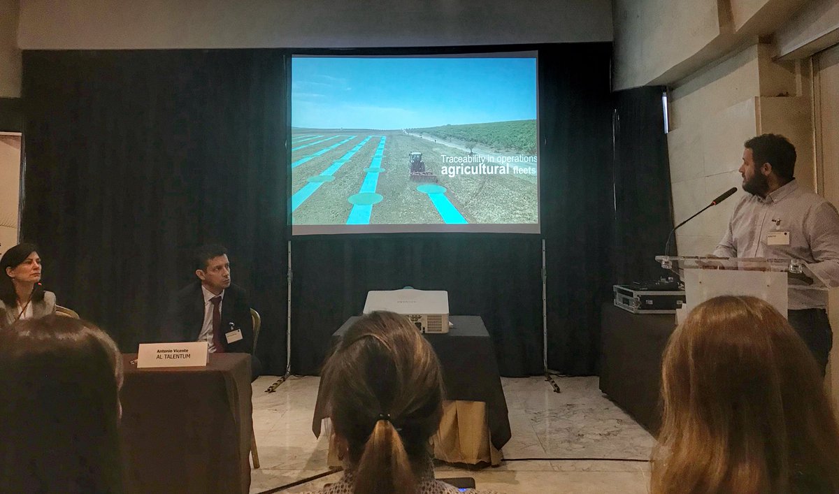 Fabian_Varas's tweet image. #MachineLearning #industry40 #ArtificialVision #IoT #CloudComputing #BigData #CognitiveSystems some of the main technologies included within the digital solutions from @Buhler_Group @tier1company @aitalentum and @AgroPlanning for the #Agrifood sector at @EU_ProjectDIVA workshop