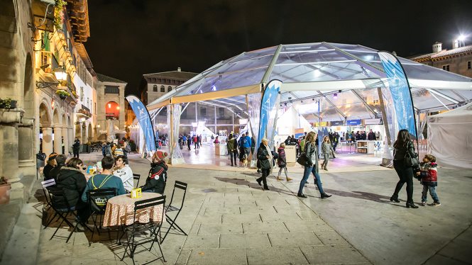 thisis_bcn_CA's tweet photo. Prepara els esquís, que els necessitaràs! ⛷🏻 Des de demà fins al diumenge, vine a descobrir què t’espera en la nova temporada de neu al #LetsSnowBCN ❄🧣 @letssnowbcn @PobleEspanyol
https://t.co/oCQdn0VM31 https://t.co/8h6m5sAZ54