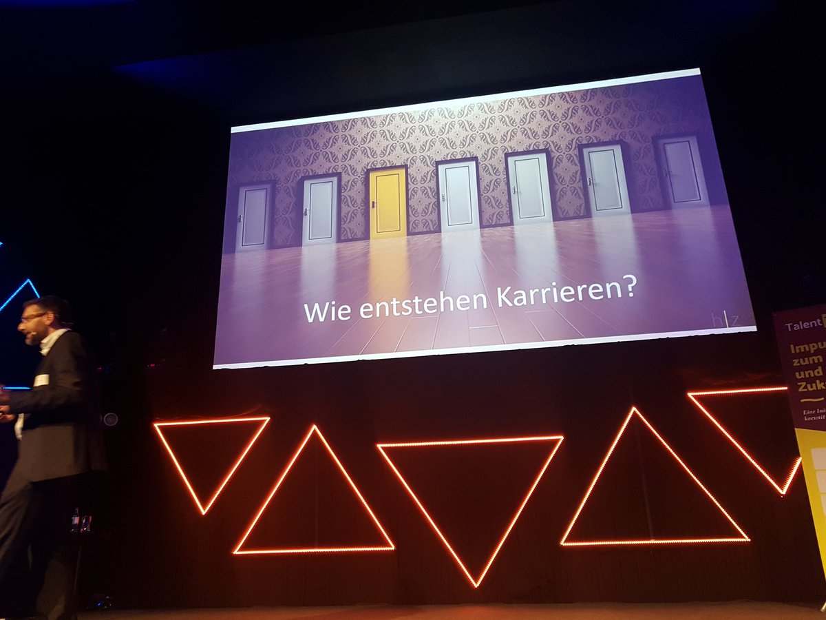 EduOrakel's tweet photo. Warum sind so wenig Frauen in Führungspositionen? Weil Männer bessere "Seilschaften" knüpfen, sagt @HZaborowski auf der #TalentThinking @keeunit_mainz https://t.co/1qMaNU3ZeJ
