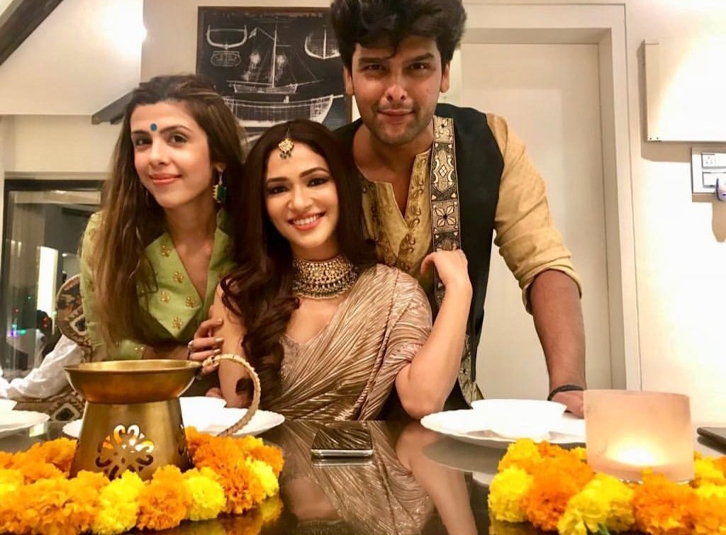KushalTeam's tweet photo. Happy Diwali 🌹🌹🌹❤
@KushalT2803 @PanditRidhima @KrishaBhushan
#Kushaltandon #HumImBecauseOfUs #beyhadh #EHMMBH https://t.co/zQ4pxATLX9