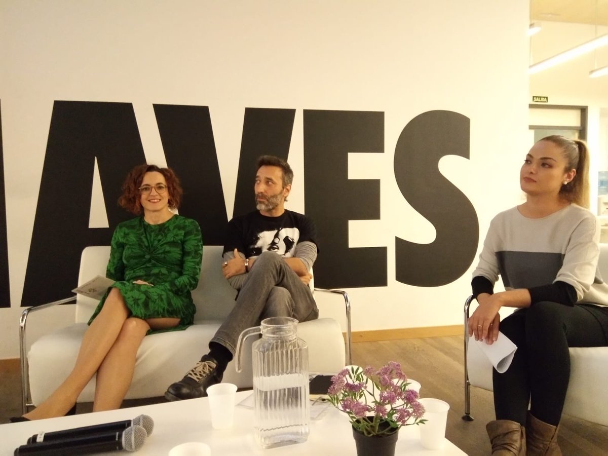 CrearigrupUV's tweet photo. Segunda mesa de ponentes en las IX Jornadas Internacionales de Investigación en Educación Artística con Ricardo Domínguez, María Dolores Arcoba, Carlos Escaño González y Amparo Alonso Sanz #Creari #IXjornadescreari #audiovisuales #creatividad https://t.co/KnGwfW4BMU