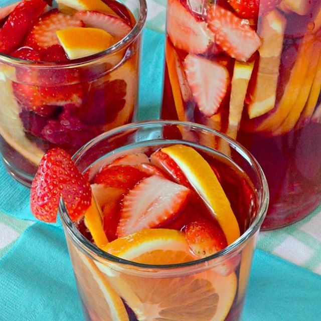 unaMexicanaenUS's tweet photo. Como ya es después de medio día puedo compartirles esta foto de una sangría con fruta muy rica.
Yo la hice con Moscato que es un vino dulce, pero pues uno le puede poner el vino que más le guste ¿no?
¿Les gusta la sangría?
¡Feliz jueves!
.
#sangría
#unamexicanaenusa
#moscat… https://t.co/ktFQqVSvkB
