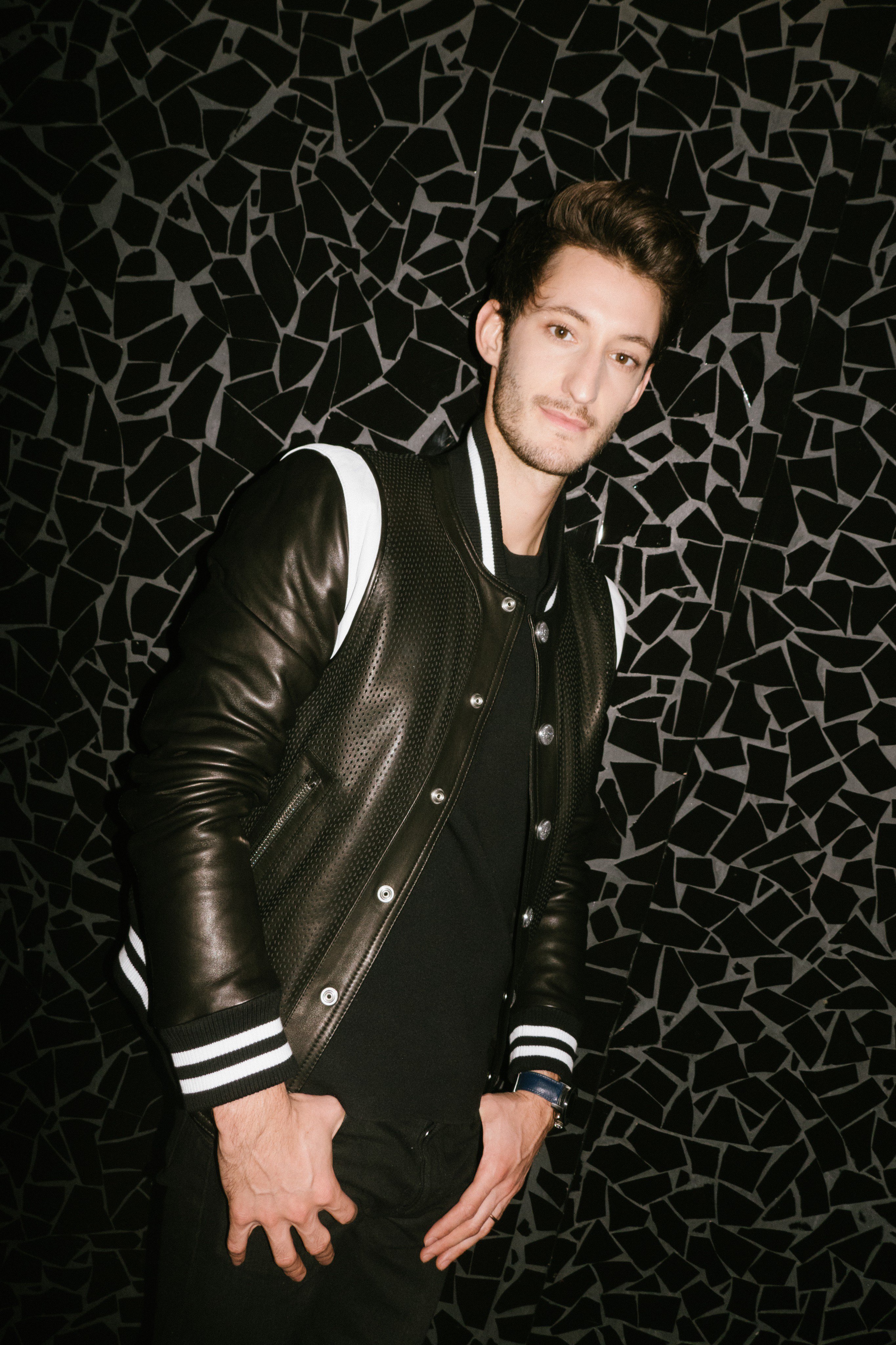 Pierre Niney Drf-xdhX0AMiRHp?format=jpg&name=4096x4096