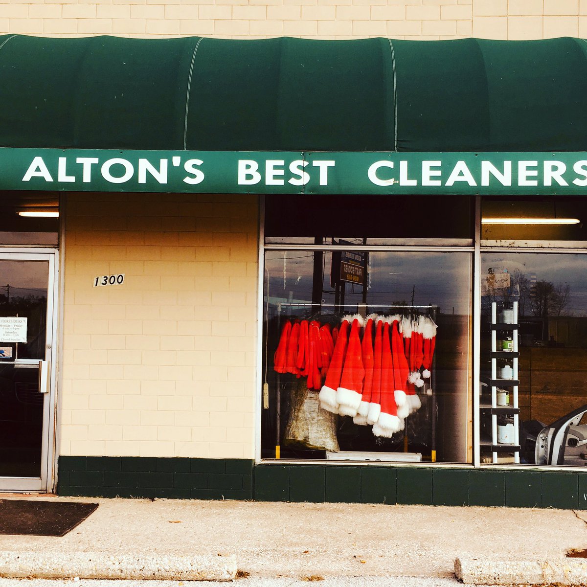 StlOwner's tweet photo. Alton’s Best keeping Santa “fresh”. https://t.co/4BMHW3RTY3