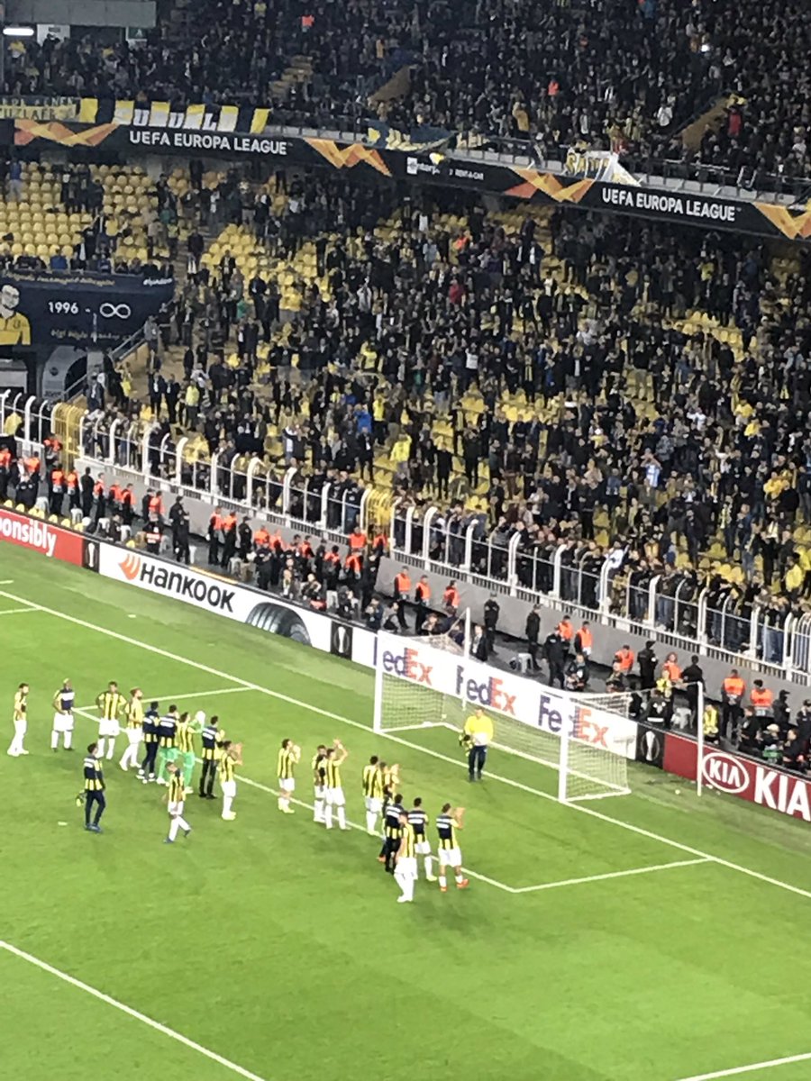 Fenerbahçeli futbolcular arkasında Koray Şener ve sonsuzluk işareti olan formalardla tribüne gittiler. Şu anı hiç unutmayacağım 🙏🏻