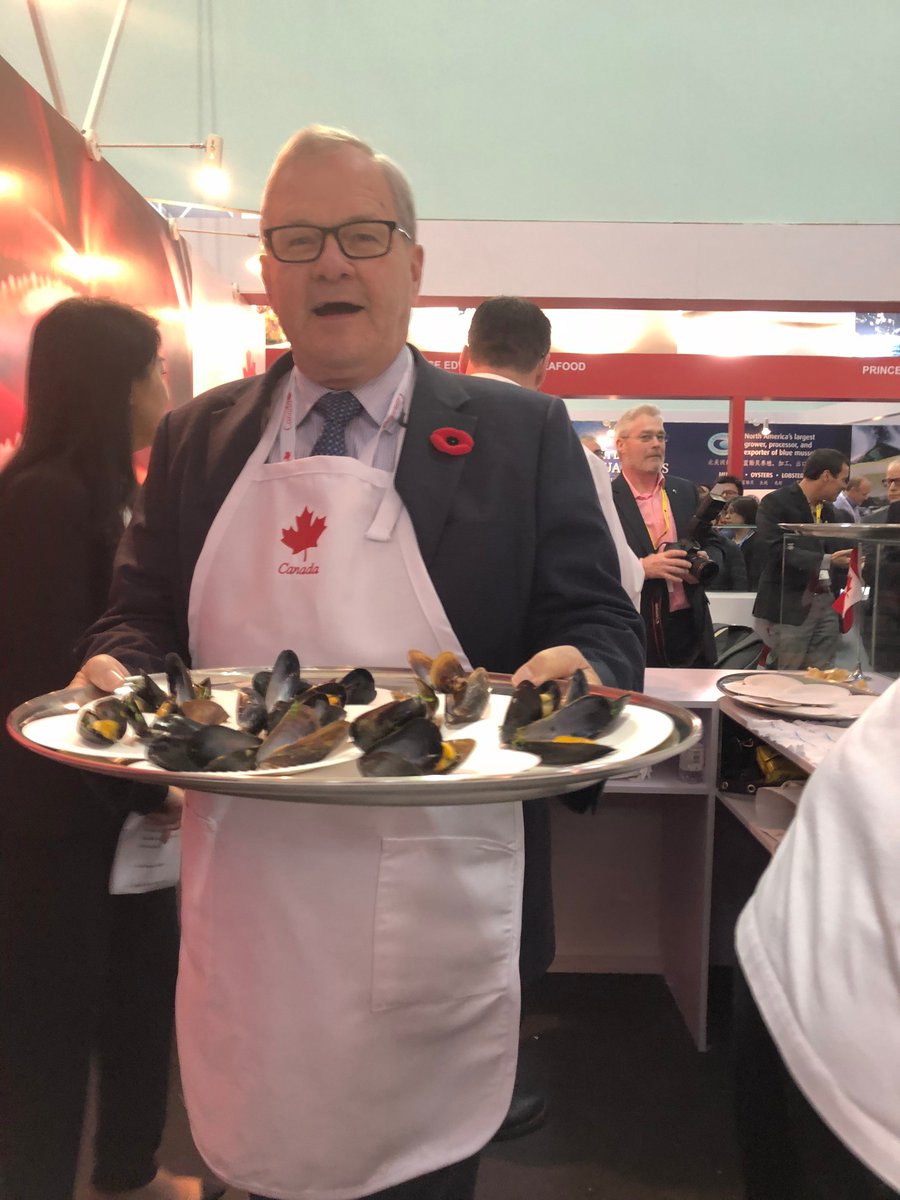 AAC_Canada's tweet photo. Le ministre MacAulay aide à servir de délicieux échantillons pour les participants à la #CFSE2018 afin de faire la promotion du poisson et des fruits de mer canadiens en 🇨🇳. #MissionAgCan #CroissanceAtlantique #AgCan https://t.co/TAfWd00s9I