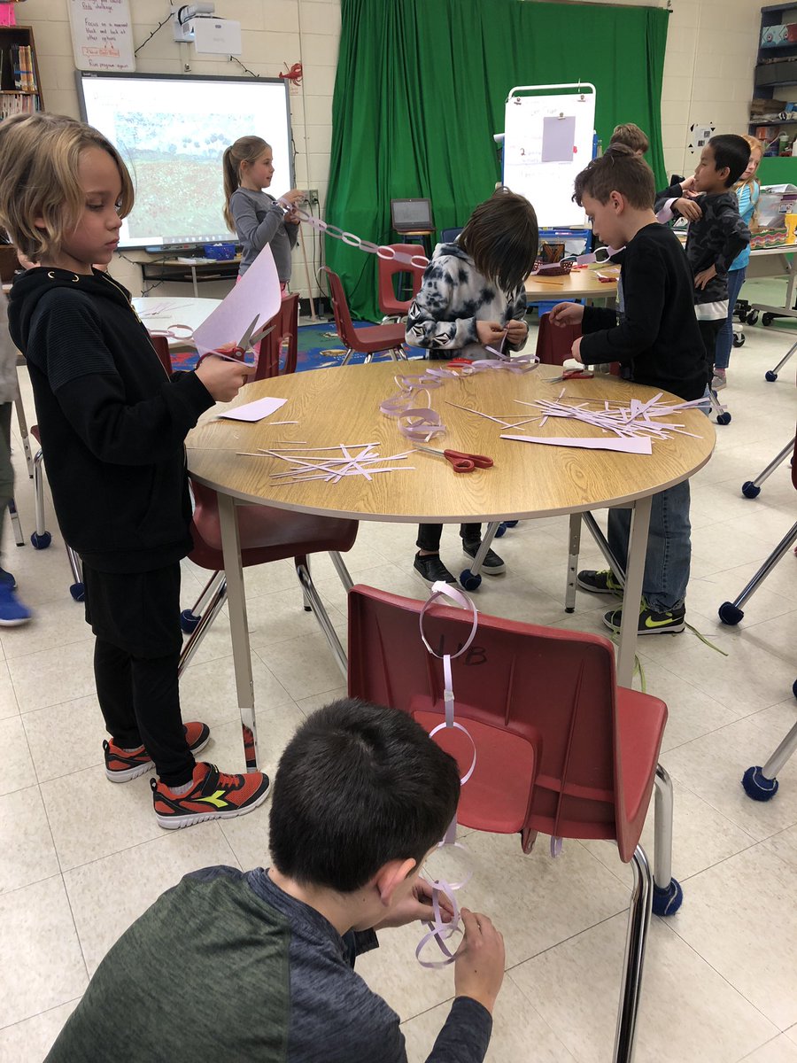 UPSLibrary's tweet photo. Grade 4s exploring the best way to make the longest paper chain with 2 pieces of paper. Vertical or horizontal? Narrow or wide? #paper #competitive #refining https://t.co/hJJPnChqgU