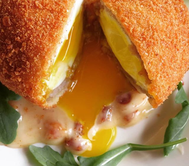ColterBay's tweet image. Our scotch egg is only $3 during our Happy hour that runs from 2-6pm 
#buffaloscornerbar #colterbaybuffalo #allentown #yolkporn #happyhour