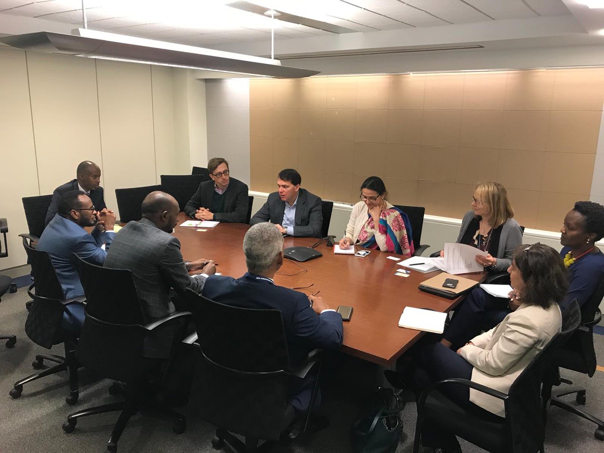 Bashe_Ahmed's tweet photo. I & my delegation had very fruitful meeting with the governance team of the World Bank Group @WB HQ in Washington DC. The challenges, priorities of judiciary and role the WB can play on the Somalia judiciary reforms have been discussed. #ljdweek2018 https://t.co/agdwJJXiG6