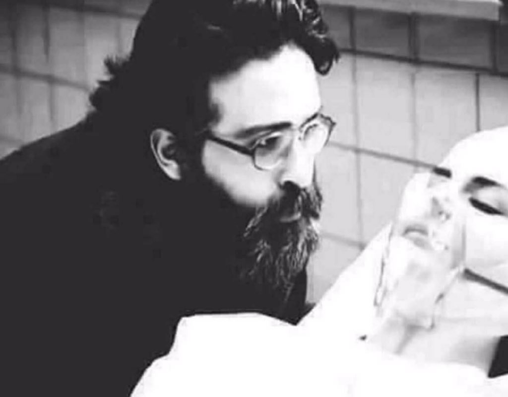 ماتت وهو مزعلها جلس بقربها وقال
👇🏼

🥀😔🥀
انتي هواي حلوه لهسه انتي هواي
ومن رحتي رحت ما ادري ويني
عاندي الموت علمودي وردي وياي
جنتي هواي انتي تعانديني
🥀😔🥀

#اوهام