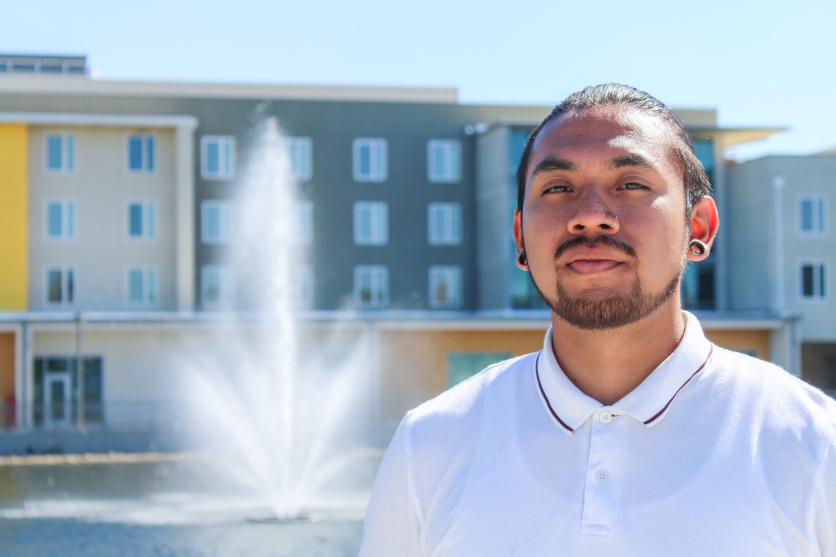 ucmerced's tweet image. We celebrate Bobcats, like Edward Hinojosa '17 — a #firstgen graduate of UC Merced, who are changing The Future of the #Valley. Edward was the first to sign up for @UCM_Extension's new fully-accredited Teacher Preparation Program. bit.ly/futureoftheval… #celebratefirstgen