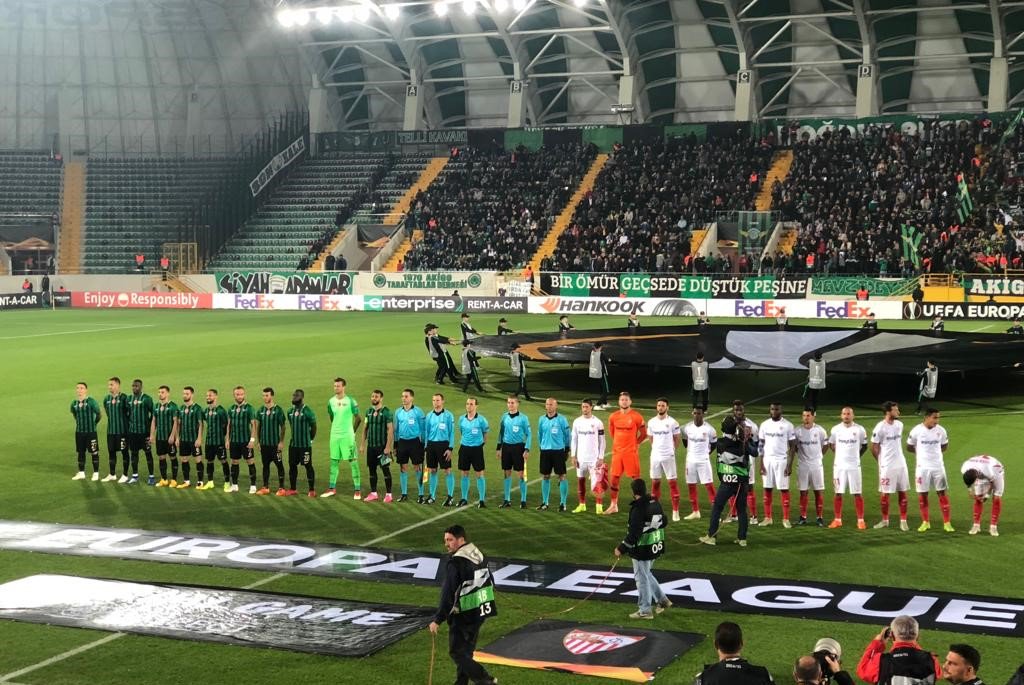 Los jugadores de ambos equipos, antes del partido (Foto: SFC).