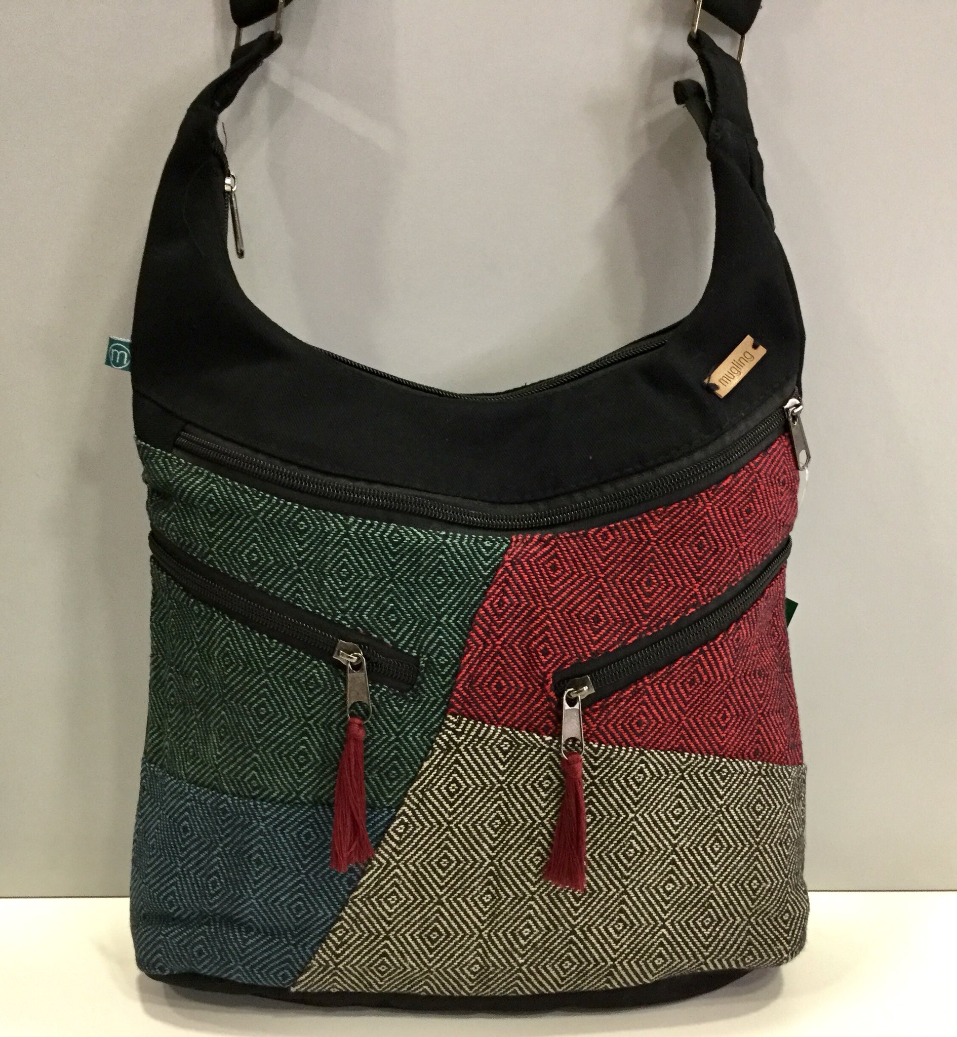 saraoregalos on X Ya puedes hacer tu compra online de los ultimos bolsos bandoleras y mochilas de Mugling donde diseno y comodidad van de la mano. Mas modelos en nuestra tienda fisica