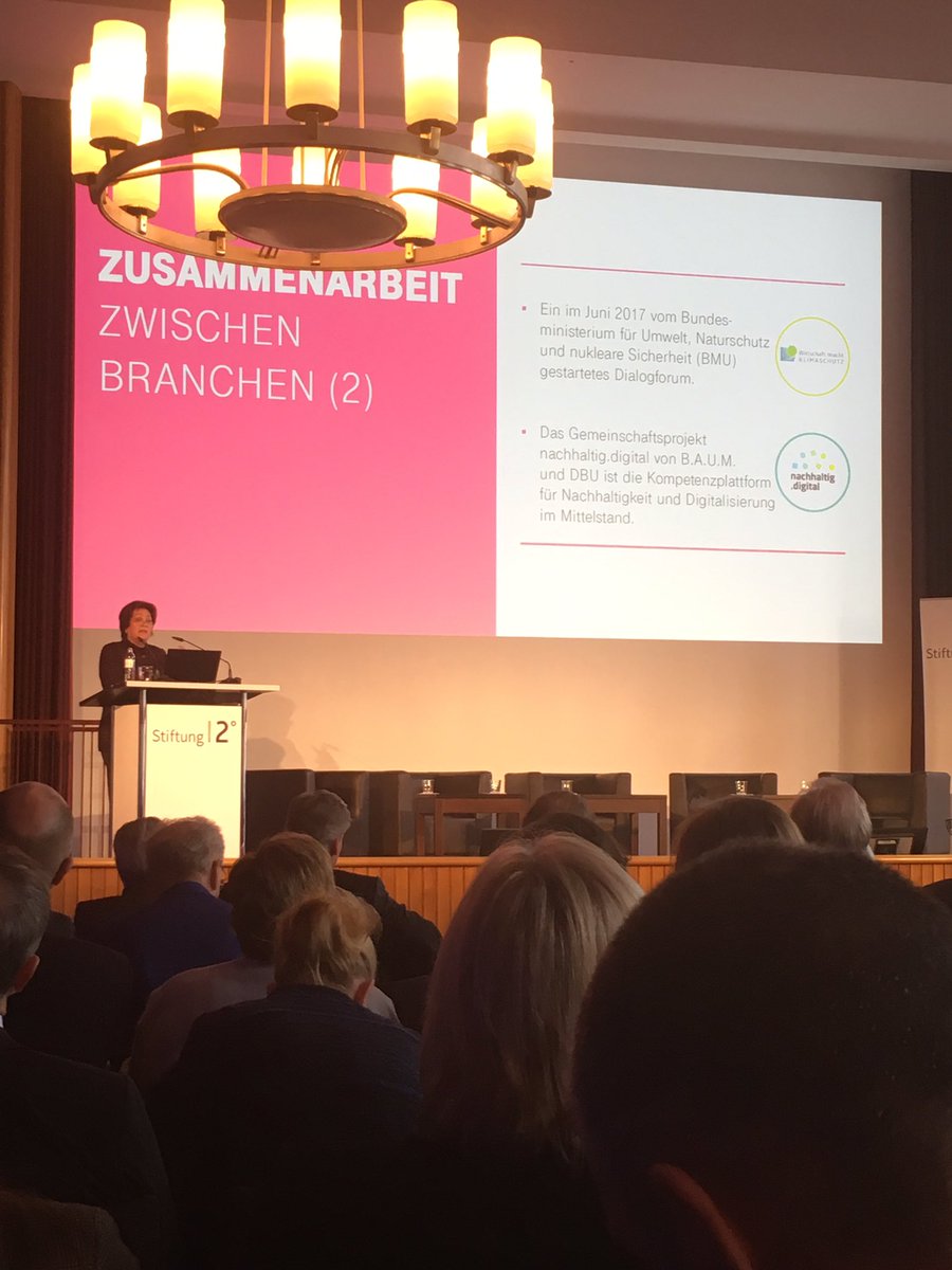 Birgit Klesper von der @deutschetelekom spricht auf der @Stiftung2Grad Jahreskonferenz darüber wie wichtig unternehmensübergreifende Zusammenarbeit für #KlimaChancen sind. Ein Plädoyer für Formate wie #2gradwirtschaft und das Dialogforum „Wirtschaft macht Klimaschutz“ #dialogWmK