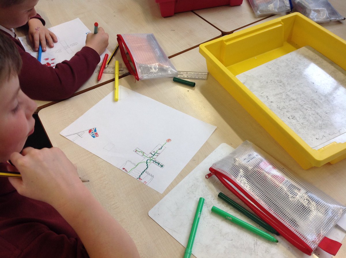 dartonclass7's tweet image. @DartonPrimary #DPS_art #DPS_history creating poster for the WW1 day.