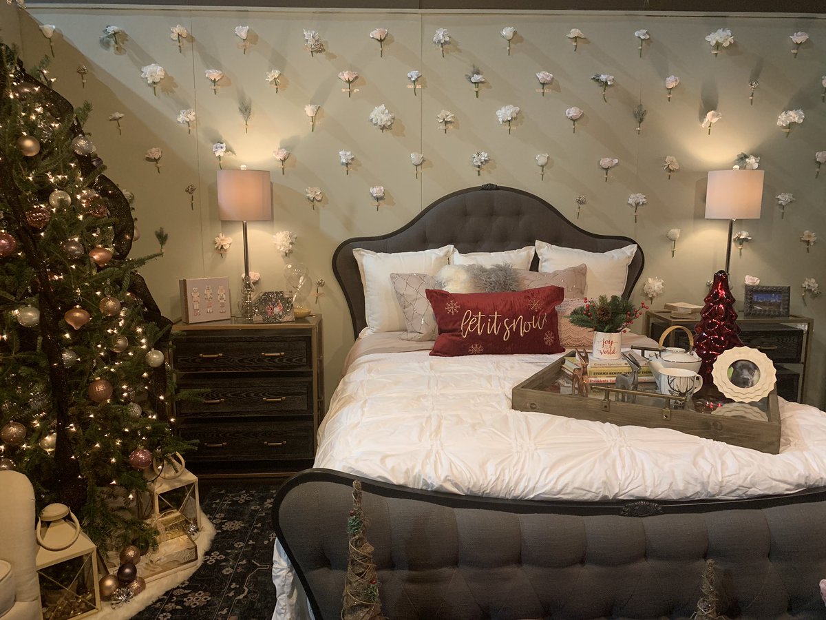 KristenMinCLT's tweet photo. We are live at the @SoChristmasShow for @morningbreakclt and I am so excited to be around all this holiday stuff!  These rooms decorated so beautifully when you walk in...one of my favorite things!  #RoomEnvy https://t.co/xUz2krpLPj