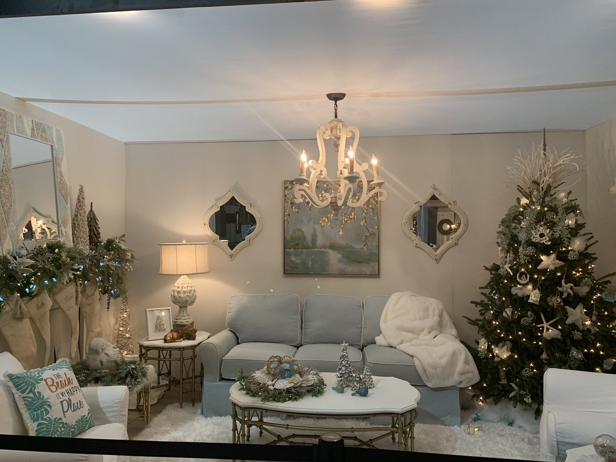 KristenMinCLT's tweet photo. We are live at the @SoChristmasShow for @morningbreakclt and I am so excited to be around all this holiday stuff!  These rooms decorated so beautifully when you walk in...one of my favorite things!  #RoomEnvy https://t.co/xUz2krpLPj