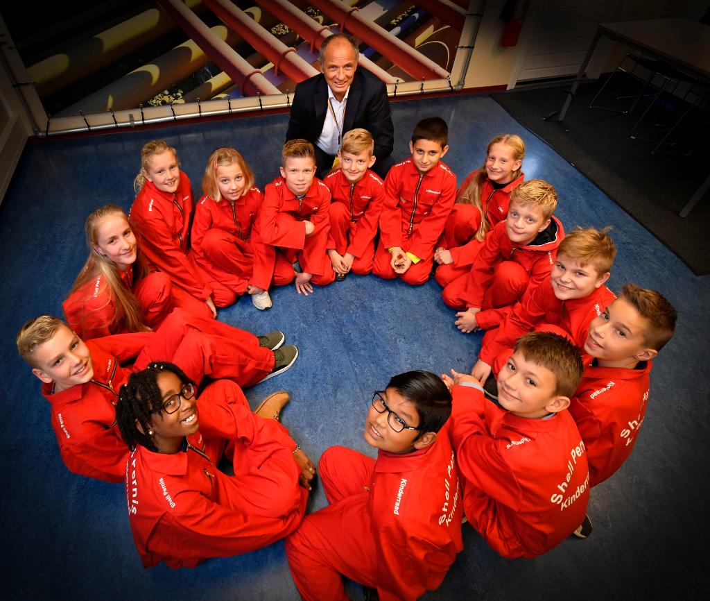Samen met <a href="/kleineambassade/">de Kleine Ambassade</a> is de nieuwe Kinderraad van Shell #Pernis feestelijk geïnstalleerd! 🎉 🎈 🎊 Deze 17 mini-adviseurs uit de omgeving leren een jaar lang over techniek. En brengen advies uit aan General Manager Jos van Winsen.