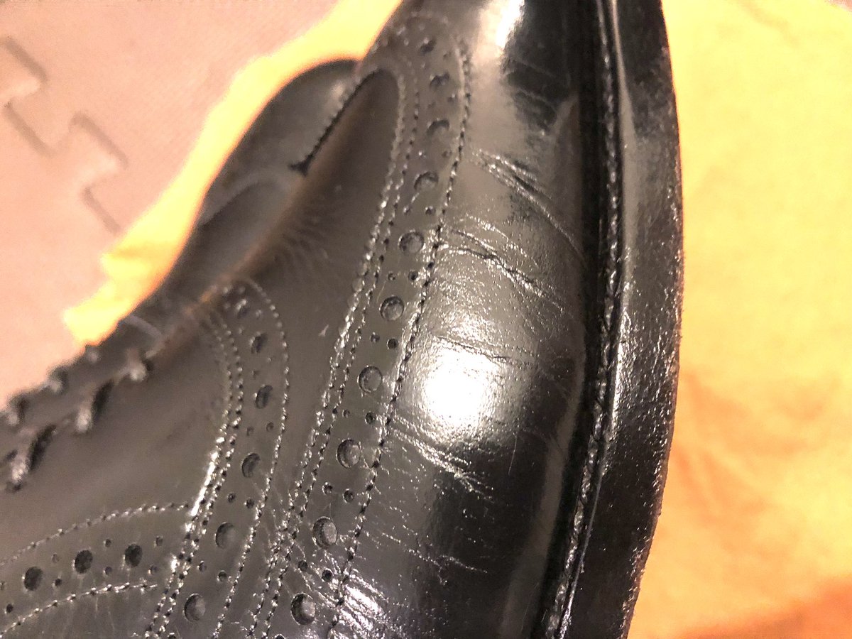 片岡謙 シロエノヨウスイ ガラスレザーのひび割れは難しいですね 表面のコーティングを剥がしてしまうので表情が変わっちゃいます 補修するなら 傷埋め用クリーム アドベースで埋めるのが良いと思います 屈曲部分はアドベースが剥がれやすい部位です