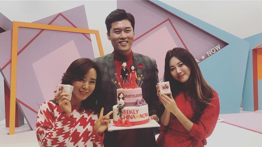 Yura_Marbling's tweet photo. 18.11.23 EP.100 🎉
#위클리차이나우 #WeeklyChinaNow
#유라 #Yura #GirlsDay #걸스데이
(김일중 아나운서님 인스타그램)
100회!! .
.
감회가 새롭습니다!
프리랜서후 처음으로 맛보는 100회!!
위클리차이나우! 제작진여러분 고맙습니다!
유라랑 저우위보대표님 덕분이에요! https://t.co/BTT8dsikZr