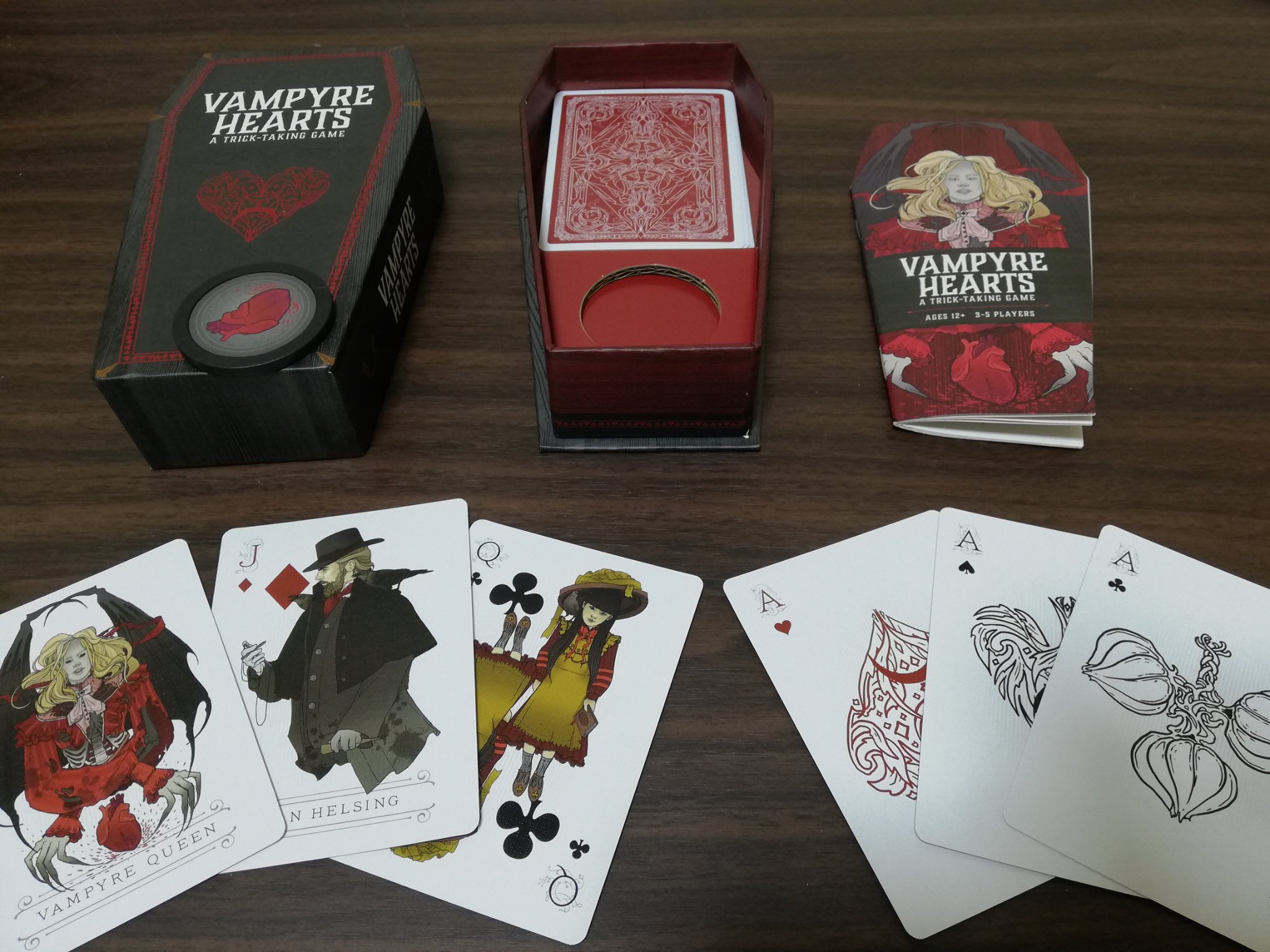 とりっくま Pa Twitter 米アマで買ったvampyre Heartsが届いた ハーツ に正体隠匿要素を足したトリテ 手札に のクイーンがあるプレーヤーがヴァンパイアクイーンになって 他は村人 ヴァンパイアクイーンだけ 得点方法が普通の ハーツと違う カード自体は普通の