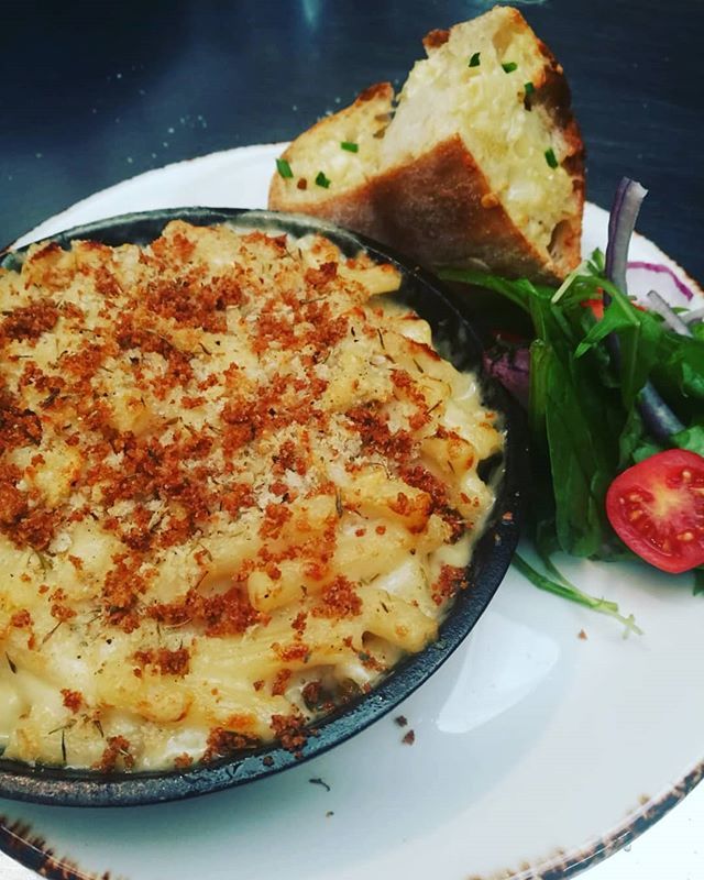 Marks_Bread's tweet photo. Today's lunch special is this classic and absolutely smashable Macaroni Cheese served with Garlic Bread and Green Salad. Available with bacon or as a veggie option it's the ultimate comfort food for this dreary day.
#realbread #realbakery #artisanbakery… https://t.co/0B5K9lUtg5 https://t.co/LUFvSGBfQt