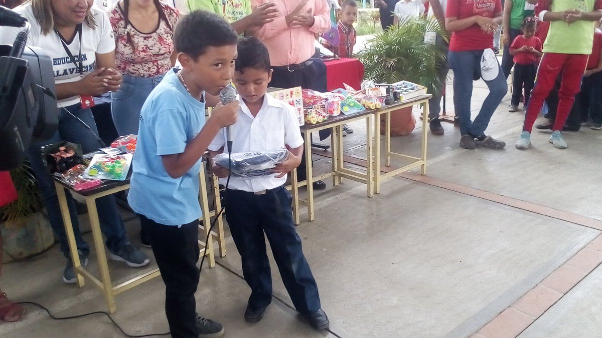 salamppepalavec's tweet photo. #8Nov con mucha alegría se entregan 321 uniformes Escolares en @eblapuerta #Palavecino  Circuito Educativo Simón Rodríguez para los niños y niñas de inicial y primaria con la presencia de Moisés Márquez @NicolasMaduro @aristobulopsuv @MohicesM @MirnaT_Vies https://t.co/RdovUomoGP