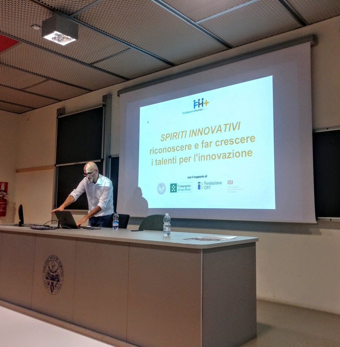 In un turbinio di esperienze e racconti sull'innovazione a #IDD18 è ora di #albertorobiati di #fondazionehumanplus fondazione che si occupa della ricerca e sviluppo del capitale umano e gli spiriti innovativi sul territorio. #designvalue #spiritiinnovativi