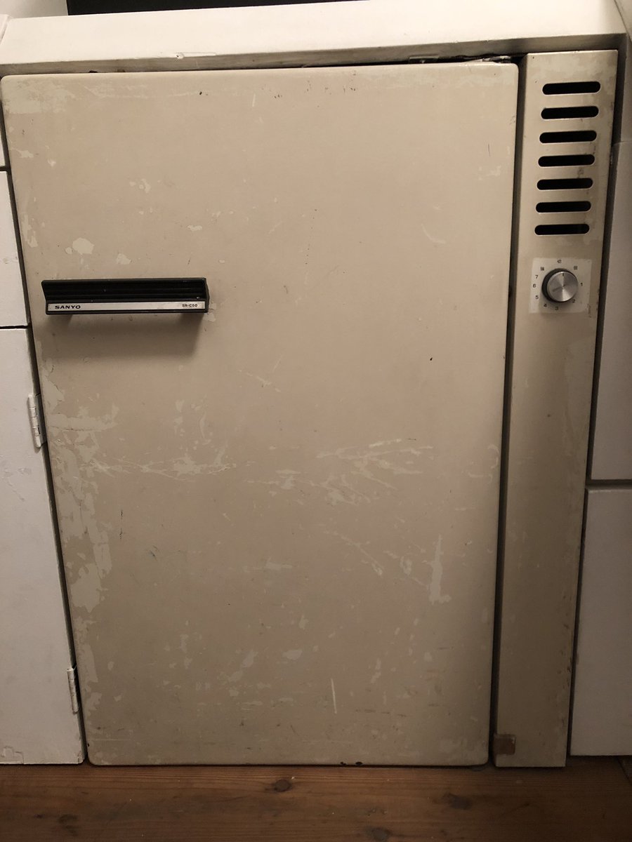 中銀カプセルタワーの一部のカプセルにある冷蔵庫。20数センチの奥行しかないのに、壁を背に冷蔵庫を設置するため、熱交換器が側面に設けられた、三洋電機製の特注品。こんな冷蔵庫ほかにないし、たぶん修理もできなさそう。動くけど「怖いから」使わないでと念を押された品。