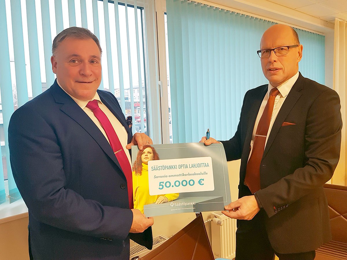 SavoniaAMK's tweet photo. Olemme pankkina hyvin mieluusti Savonian tukena luomassa asiakaskeskeisiä koulutuksen ja tutkimuksen ratkaisuja koko Pohjois-Savon kestävälle menestymiselle, sanoi @KaleviHilli. Kiitos Kalevi Hilli ja @SpOptia🙌 https://t.co/mu1qzcVkyX #SavoniaAMK #uuttaluomassa #pohjoissavo https://t.co/rESP8cvmN1