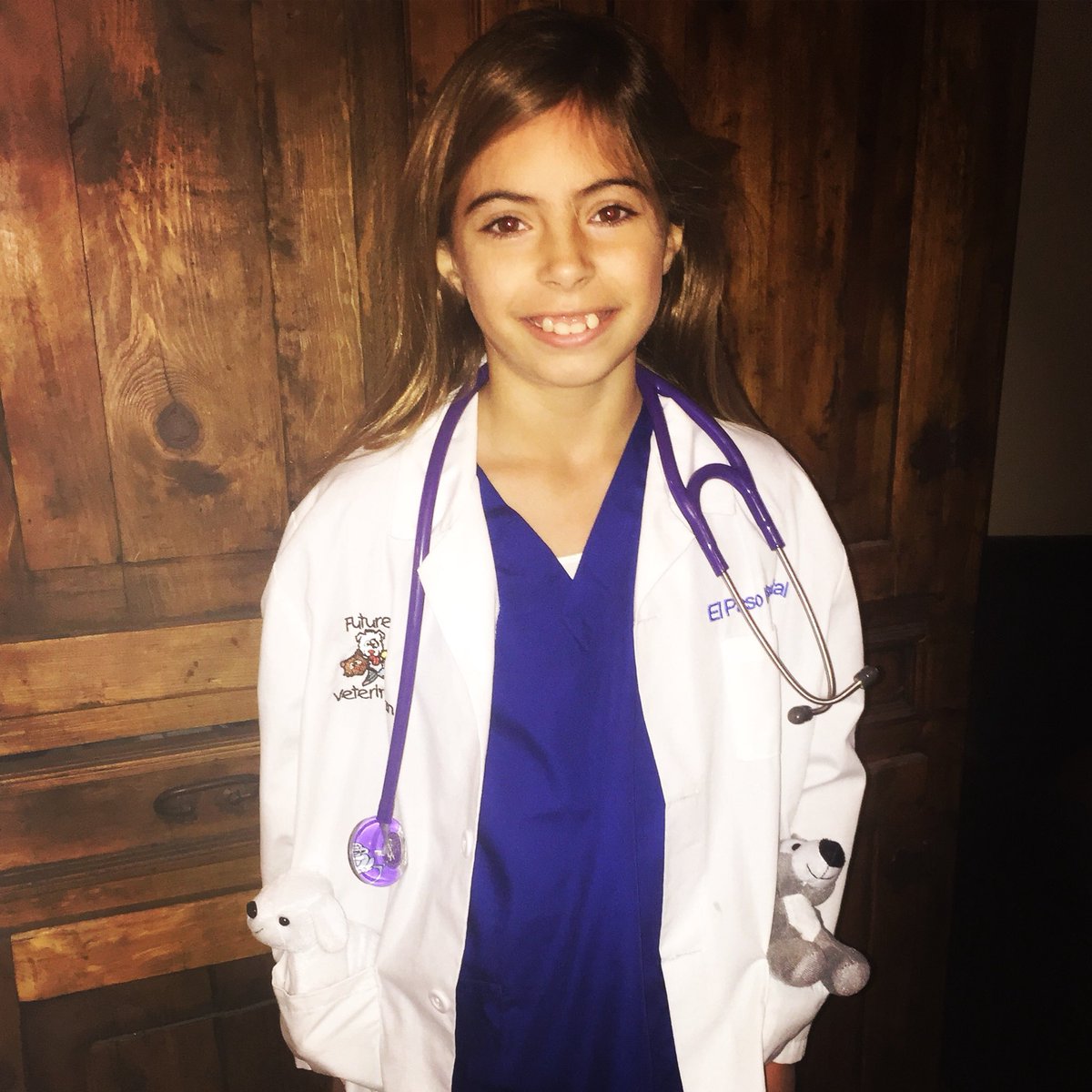 Mattgg1984's tweet photo. Career day at @swaneyusd260! Aspen wants to be a veterinarian. Thanks to El Paso Vet for hooking her up with this awesome outfit! #swaney #elpasovet #aspen https://t.co/JjOfslcARS