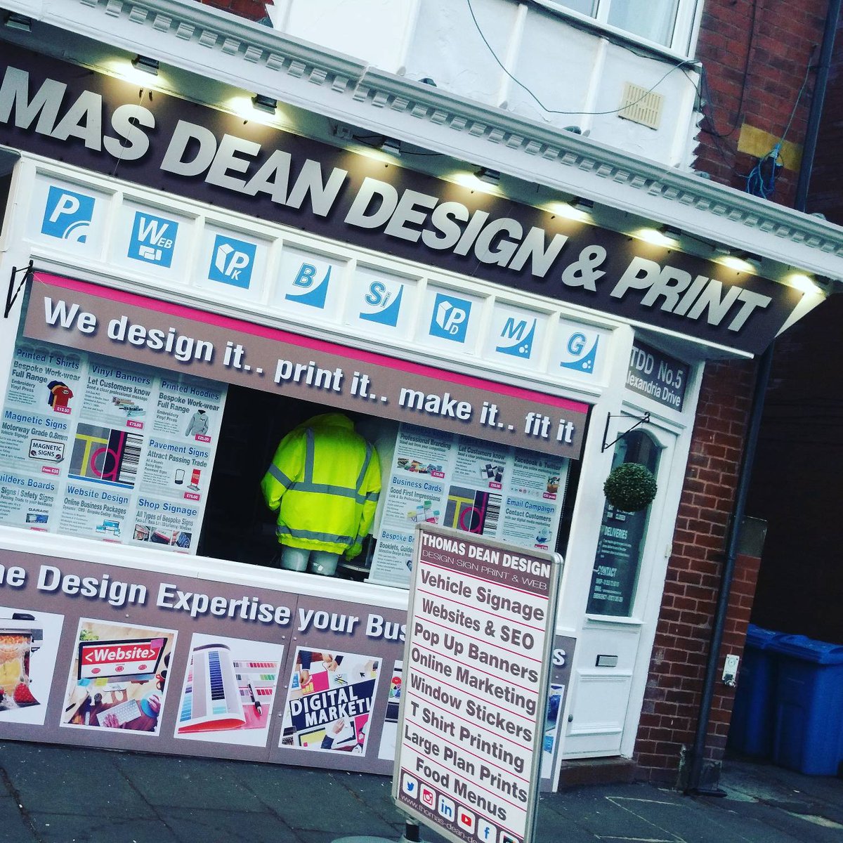 TomasDeanDesign's tweet image. Its official... its winter! Its dark when we go to work and its dark when we come home. Now is the time to make sure your winter signage can be seen in the dark. Contact us for LED lit signage and LED shop front  lighting. thomas-dean-design.co.uk #signlighting #signmaking