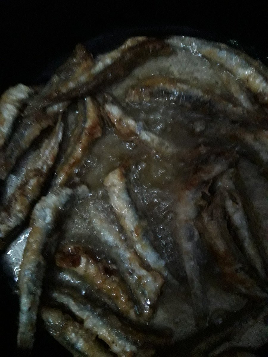 Baliklar tavada yanin da bir inceden rakı ...iyi geceler ince ince ince :):)