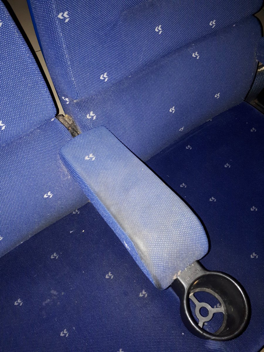 miguelgrdc's tweet photo. Hola, @Cinesur : estas fotos son de hoy 8-11-2018 en la sesión de las 11:35 de la sala 6 de vuestro cine de Sevilla en el CC @NervionPlaza .
Seguro que convendrán que habría que hacer algo al respecto. https://t.co/GXfFdTuPWz