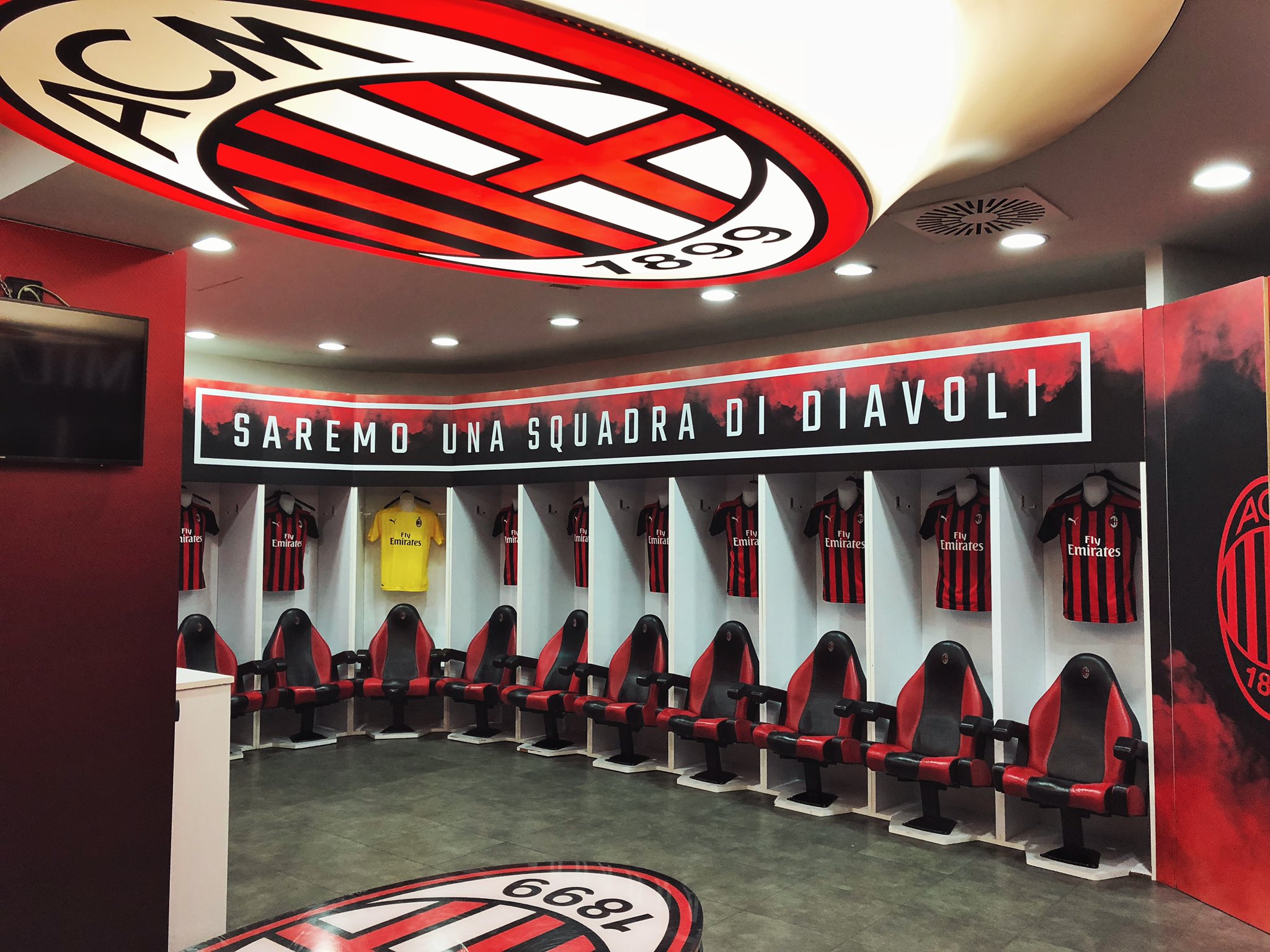 flise Fremragende Besættelse Joe Crann on Twitter: "AC Milan's changing room at the San Siro is  substantially better than Inter's... Their slogan is pretty dope too:  “We're going to be a team of devils.” ///