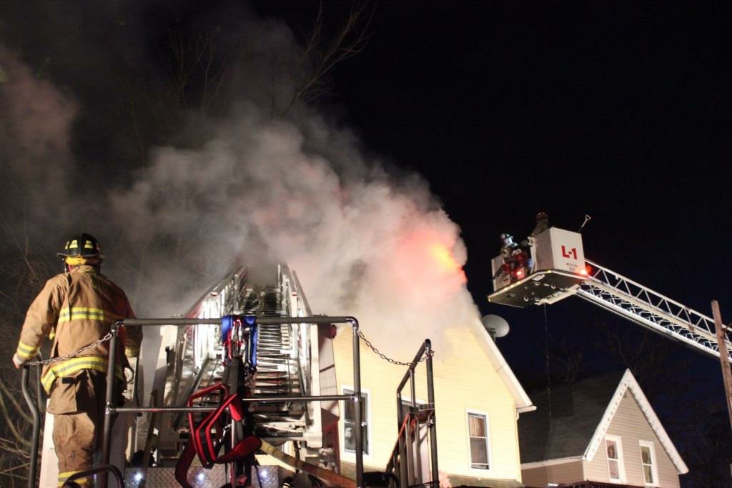 JDeforest1717's tweet photo. “Ladder work”.... Springfield Ladder 8 and Springfield Ladder 1 open the roof at fire in springfield on Quincy st back in 2012... #TBT @ctfirephotographers @piercemfg @minutemanfirerescue #springfieldfire #ctfirephotographers #pierce https://t.co/csakHmYzBw
