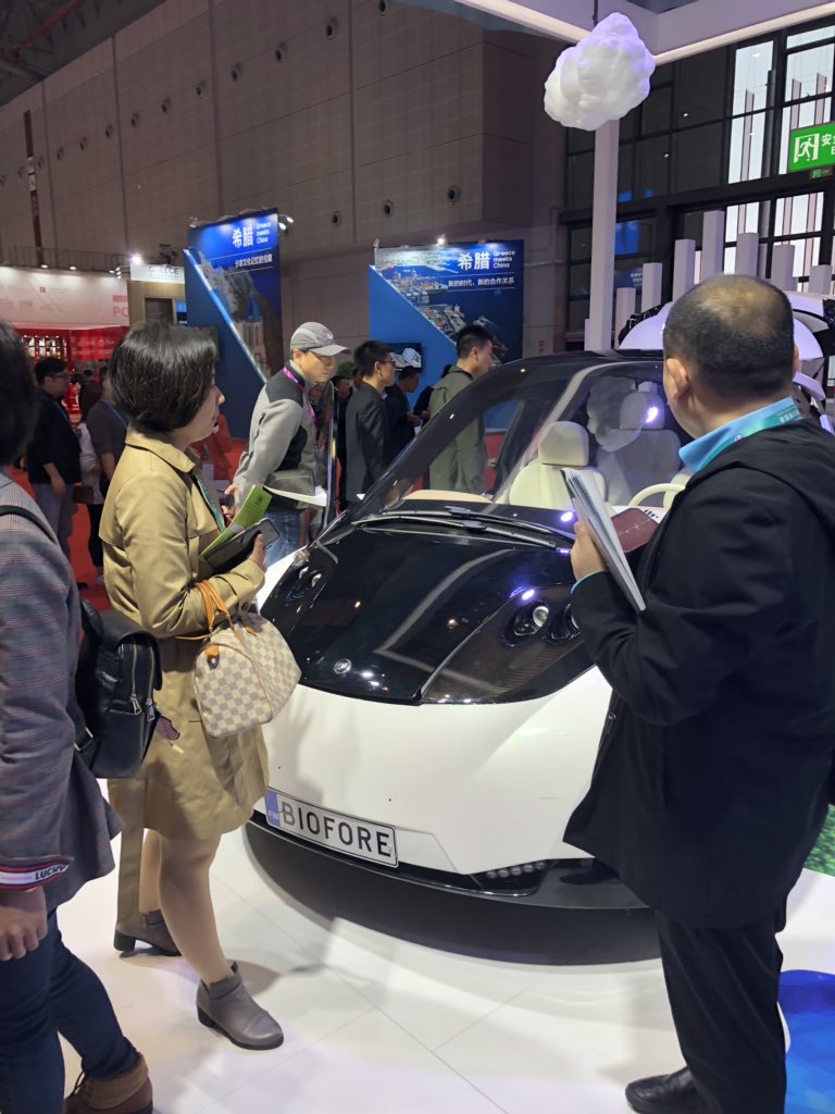 UPM Biofore Concept Car Suomen ständillä kiinnosti #CIIE messuvierailijoita huomattavasti enemmän kuin vieressä oleva Ferrarin formula-auto Italian ständillä! <a href="/UPMGlobal/">UPM</a>