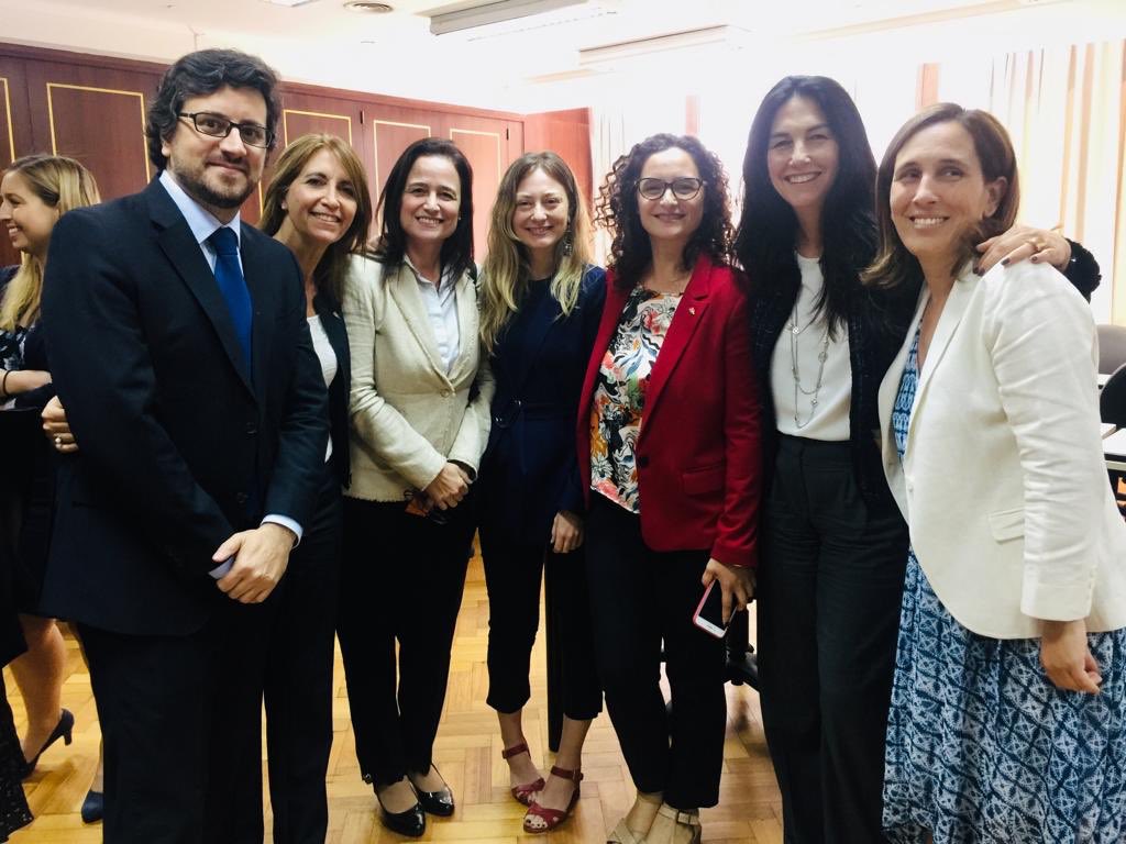 MartaTalice's tweet photo. @juancudiaz @DerechoUdesa @UKinArgentina @UdeSA @CorpGovLeaders @MDE_udesa @BYMAOficial #Hoy floreamos el Programa de #CorpGov de @DerechoUdesa junto a @santiagochaher y @juancudiaz 
#MujeresEnDirectorios #MeD equipo ejecutivo de @FundacionFLOR más @LauraOcampo03  @nadiaemontenegr @ConstanzaConn https://t.co/UC8QSLp85L
