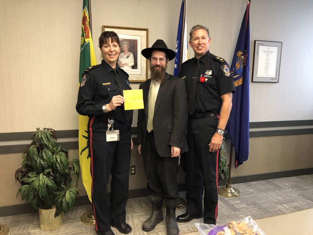 RpsLorilee's tweet photo. Great conversation this morning with Rabbi Simmonds. Thank you to his daughter for the beautiful card and cookies. #communitypartners #cookiesandconversation @reginapolice @DarcyKochRPS https://t.co/8mx1crS3K4